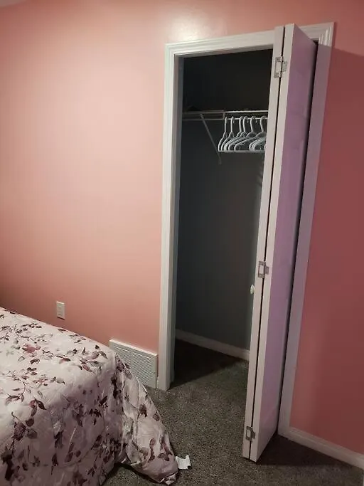 Cozy Two Bedroom Guest Suite In Nw Calgary