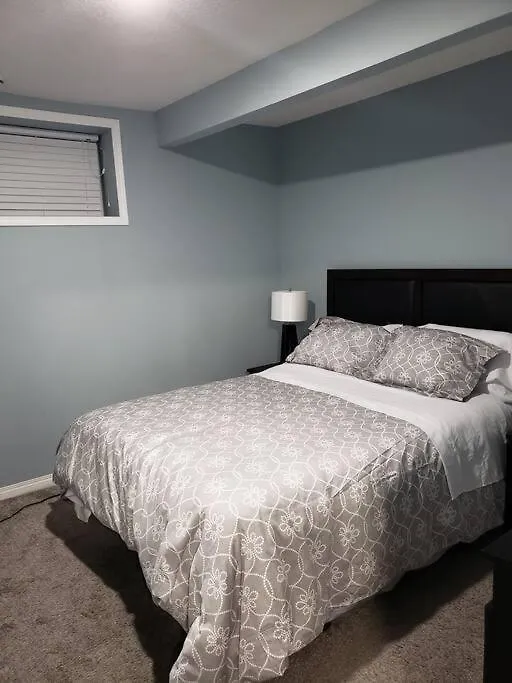 Cozy Two Bedroom Guest Suite In Nw Calgary Apartment